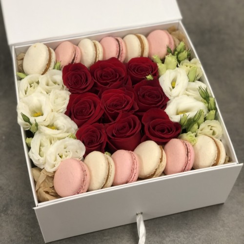 Коробка з червоними трояндами, еустомою та macarons Класичне поєднання