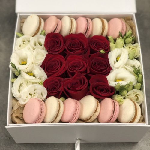 Коробка з червоними трояндами, еустомою та macarons Класичне поєднання