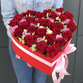 Серце з червоних троянд і еустоми Люблю