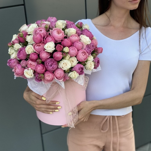 Коробка з кущових піоновидних троянд Женева