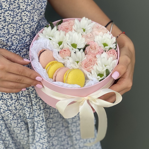 Коробочка з рожевими і білими кущовими трояндами і macarons Фламінго