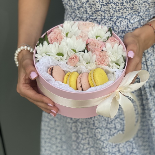 Коробочка з рожевими і білими кущовими трояндами і macarons Фламінго