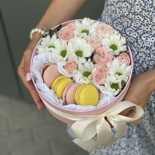 Коробочка з рожевими і білими кущовими трояндами і macarons Фламінго