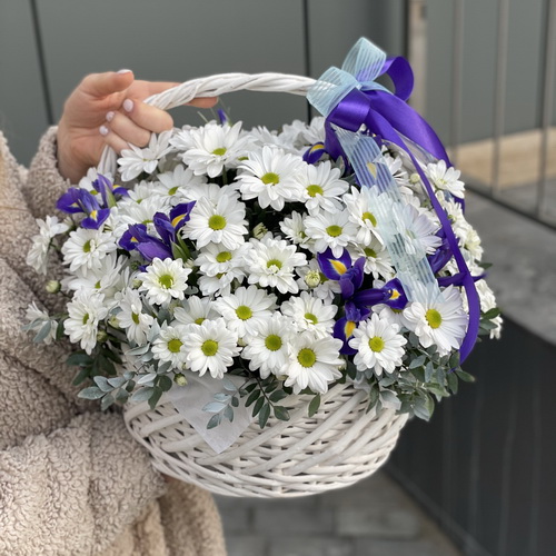 Кошик з хризантеми і ірисів Козуб